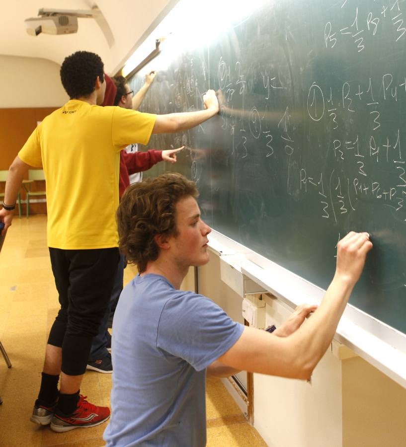 Los alumnos de la Facultad de Matemáticas de la Universidad de Murcia celebraron el Día del número Pi, que se festeja el 14 de marzo en todo el mundo, con actividades para la divulgación de su disciplina