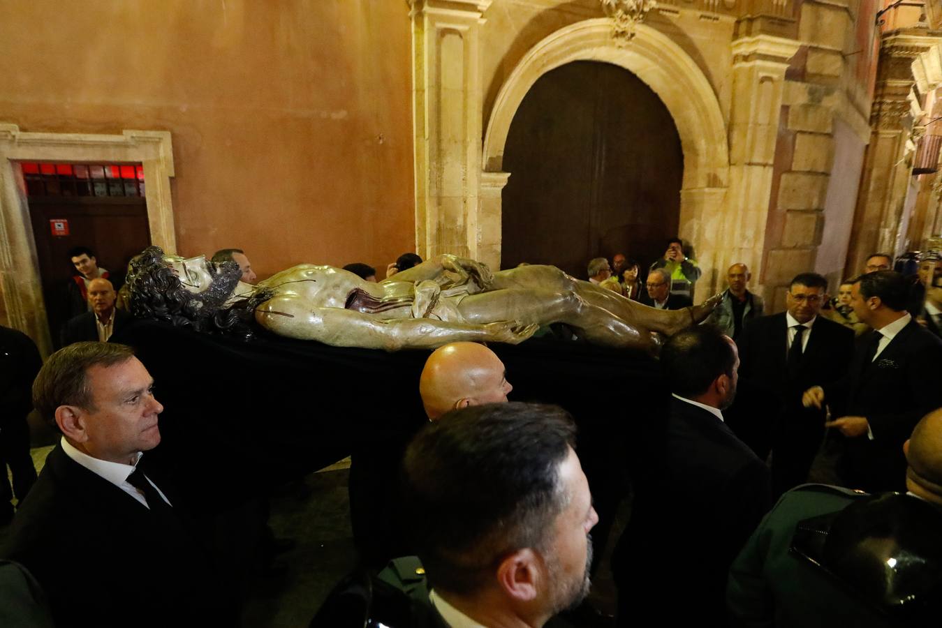 El silencio y la solemnidad se impusieron en la plaza de Belluga para recibir al Cristo Yacente, que fue trasladado desde la iglesia de San Juan de Dios hasta la Catedral 