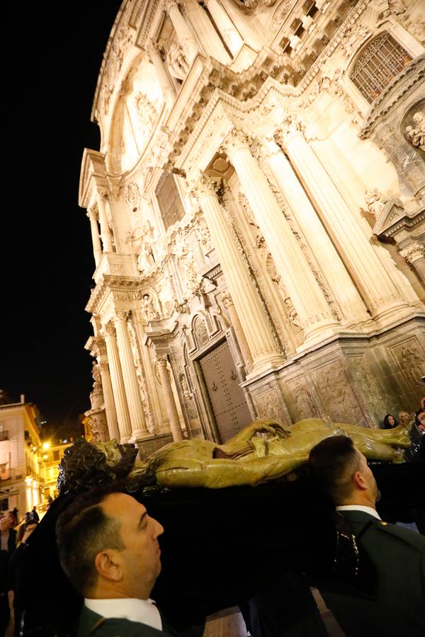 El silencio y la solemnidad se impusieron en la plaza de Belluga para recibir al Cristo Yacente, que fue trasladado desde la iglesia de San Juan de Dios hasta la Catedral 