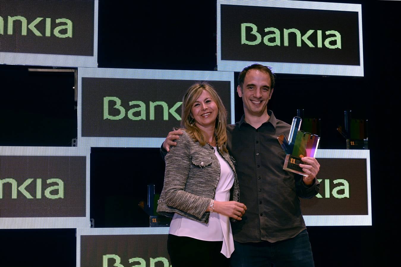 Web de empresa: dfmocasion.es | Olga García, directora territorial de Bankia, entrega el premio a Alejandro Garriga, de TicTag Branding Digital.