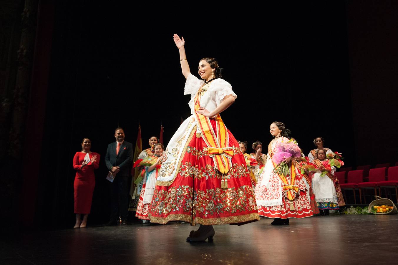 El Teatro Romea se llenó de emoción y alguna lágrima durante la gala 'Un año de Reinado', en la que las Reinas de la Huerta Mayor e infantil de 2018 y sus cortes de honor recibieron el agradecimiento y los obsequios de recuerdo.