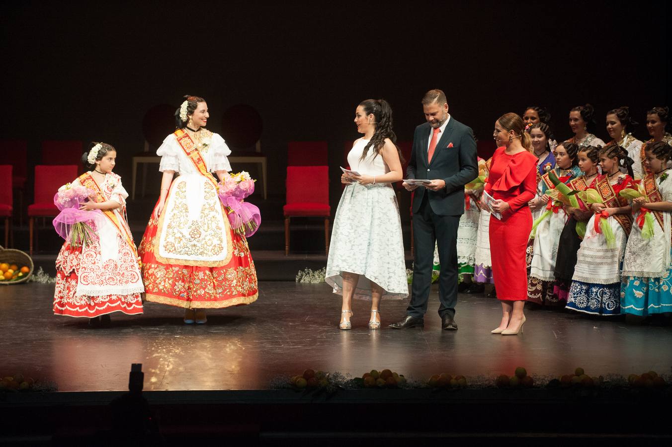 El Teatro Romea se llenó de emoción y alguna lágrima durante la gala 'Un año de Reinado', en la que las Reinas de la Huerta Mayor e infantil de 2018 y sus cortes de honor recibieron el agradecimiento y los obsequios de recuerdo.