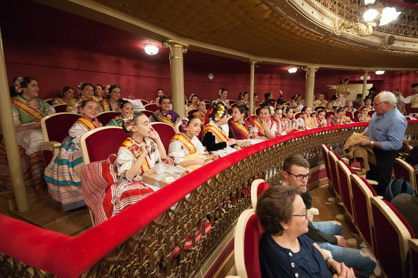 El Teatro Romea se llenó de emoción y alguna lágrima durante la gala 'Un año de Reinado', en la que las Reinas de la Huerta Mayor e infantil de 2018 y sus cortes de honor recibieron el agradecimiento y los obsequios de recuerdo.