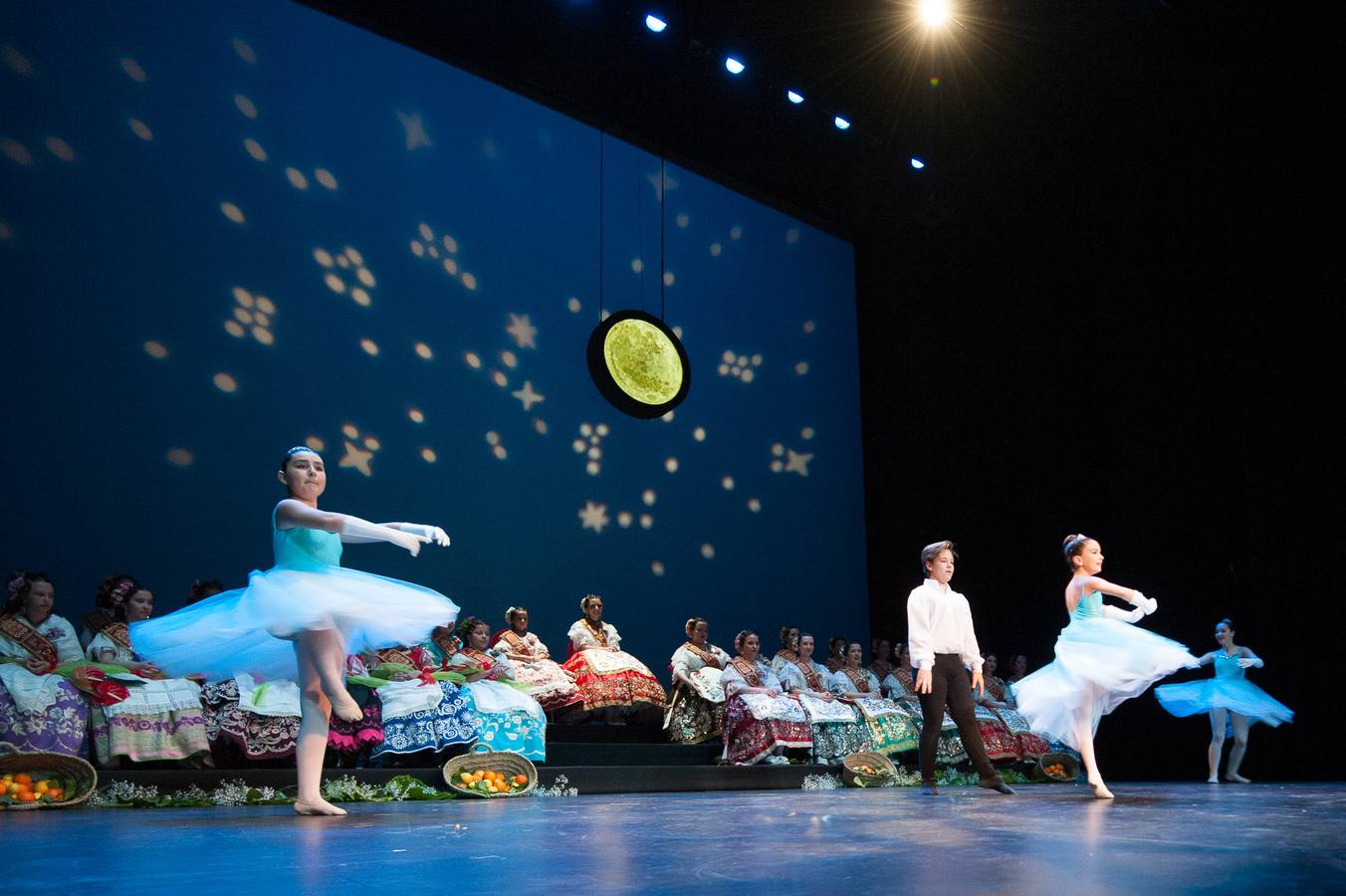 El Teatro Romea se llenó de emoción y alguna lágrima durante la gala 'Un año de Reinado', en la que las Reinas de la Huerta Mayor e infantil de 2018 y sus cortes de honor recibieron el agradecimiento y los obsequios de recuerdo.