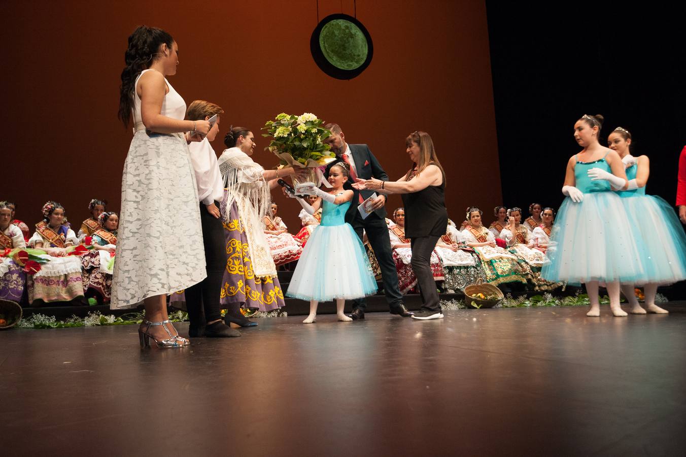 El Teatro Romea se llenó de emoción y alguna lágrima durante la gala 'Un año de Reinado', en la que las Reinas de la Huerta Mayor e infantil de 2018 y sus cortes de honor recibieron el agradecimiento y los obsequios de recuerdo.