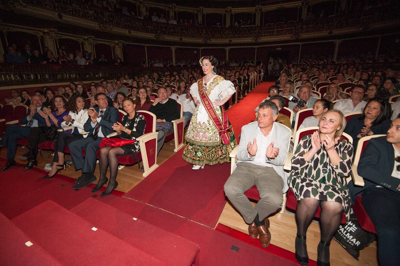 El Teatro Romea se llenó de emoción y alguna lágrima durante la gala 'Un año de Reinado', en la que las Reinas de la Huerta Mayor e infantil de 2018 y sus cortes de honor recibieron el agradecimiento y los obsequios de recuerdo.