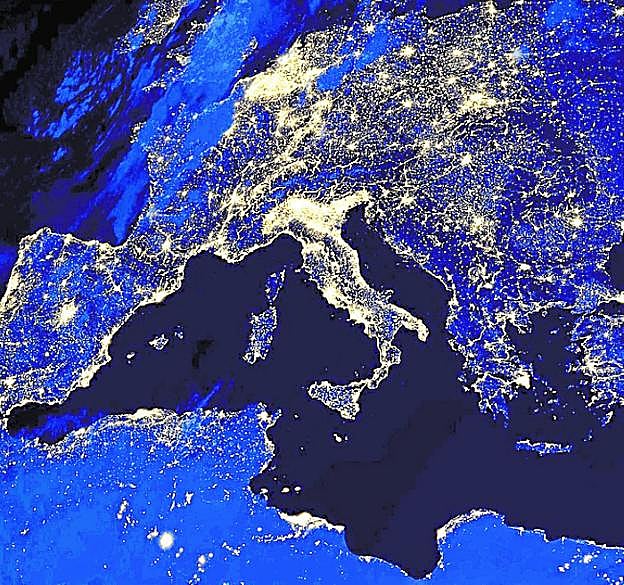 Imagen de la NASA que muestra los puntos más iluminados de Europa, entre ellos la Región. 