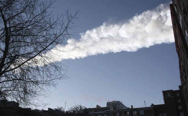 Estela dejada por el meteorito que impactó en la ciudad rusa de Cheliábinsk en 2013.