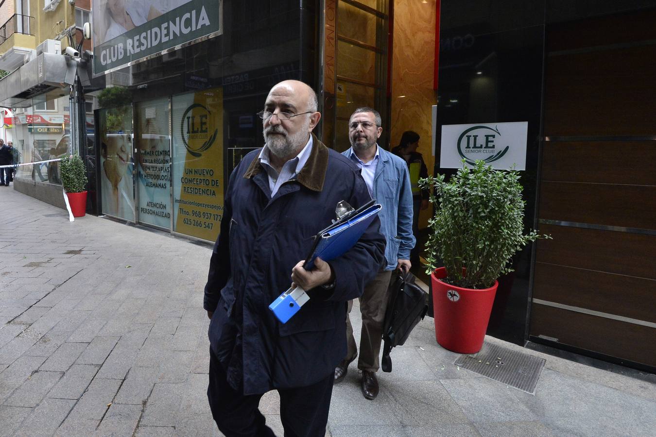 La Policía imputa a los tres arrestados delitos de coacciones, detención ilegal, apropiación indebida, estafa e intrusismo, lesiones, trato degradante, organización criminal, delito contra la salud pública, contra los derechos de los trabajadores y de robo con violencia