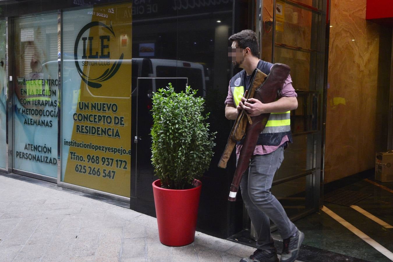 La Policía imputa a los tres arrestados delitos de coacciones, detención ilegal, apropiación indebida, estafa e intrusismo, lesiones, trato degradante, organización criminal, delito contra la salud pública, contra los derechos de los trabajadores y de robo con violencia
