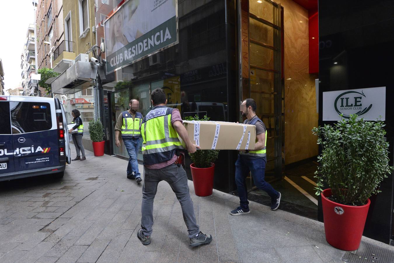 La Policía imputa a los tres arrestados delitos de coacciones, detención ilegal, apropiación indebida, estafa e intrusismo, lesiones, trato degradante, organización criminal, delito contra la salud pública, contra los derechos de los trabajadores y de robo con violencia