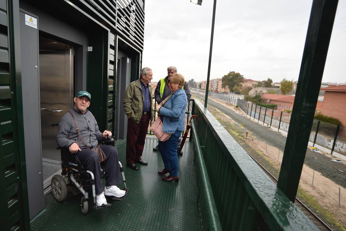 Los vecinos tienen que utilizar desde este martes la pasarela elevada instalada por Adif para cruzar a pie de un lado a otro de las vías