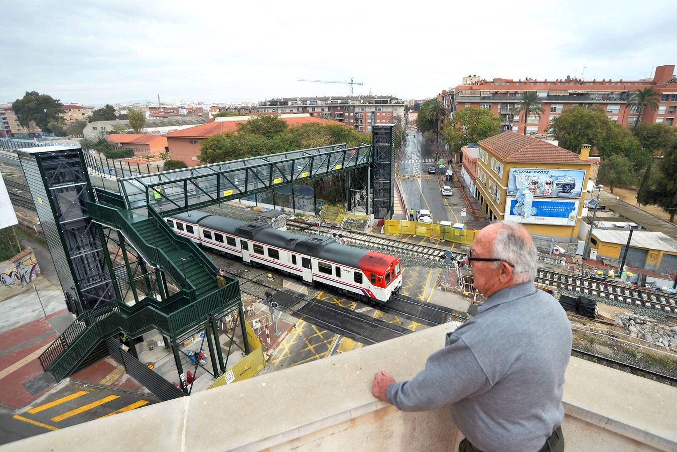 Los vecinos tienen que utilizar desde este martes la pasarela elevada instalada por Adif para cruzar a pie de un lado a otro de las vías