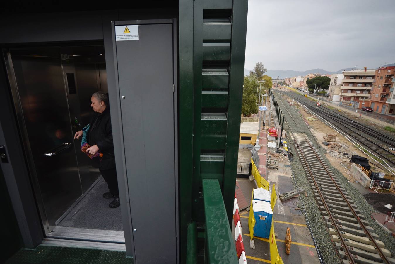 Los vecinos tienen que utilizar desde este martes la pasarela elevada instalada por Adif para cruzar a pie de un lado a otro de las vías