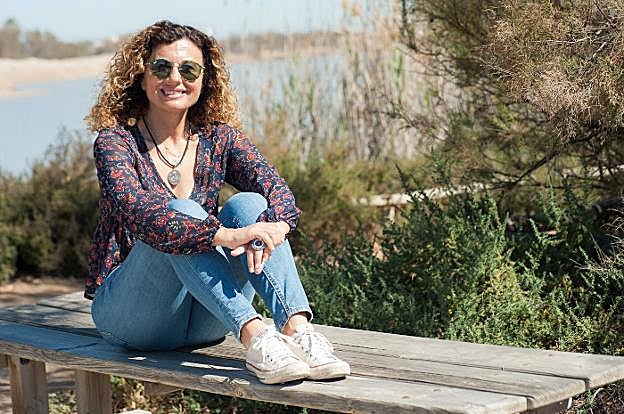 La veterinaria Teresa Alfaro posa en las Salinas de San Pedro del Pinatar, su rincón preferido de la Región de Murcia. 