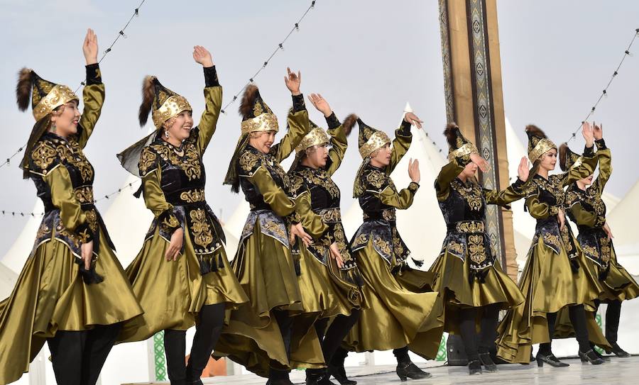 Los bailarines kirguisos se presentan en un evento que reúne a beduinos y nómadas de todo el mundo como parte del Festival anual del Camello del Rey Abdulaziz en el desierto de Rumah, al noreste de la capital saudí, Riad