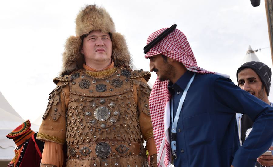 Los bailarines kirguisos se presentan en un evento que reúne a beduinos y nómadas de todo el mundo como parte del Festival anual del Camello del Rey Abdulaziz en el desierto de Rumah, al noreste de la capital saudí, Riad