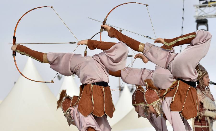 Los bailarines kirguisos se presentan en un evento que reúne a beduinos y nómadas de todo el mundo como parte del Festival anual del Camello del Rey Abdulaziz en el desierto de Rumah, al noreste de la capital saudí, Riad
