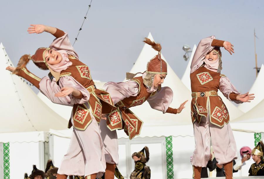 Los bailarines kirguisos se presentan en un evento que reúne a beduinos y nómadas de todo el mundo como parte del Festival anual del Camello del Rey Abdulaziz en el desierto de Rumah, al noreste de la capital saudí, Riad