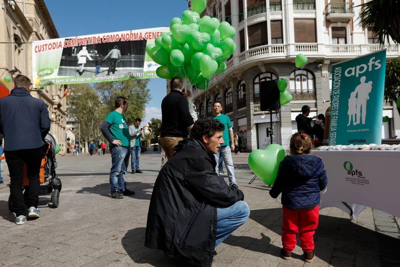 La Asociación de Padres de Familia Separados (Apfs) organizó una jornada festiva y reivindicativa en la plaza de Santo Domingo de 