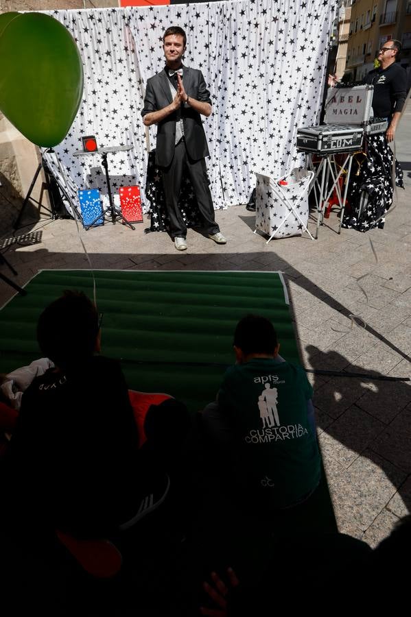 La Asociación de Padres de Familia Separados (Apfs) organizó una jornada festiva y reivindicativa en la plaza de Santo Domingo de 