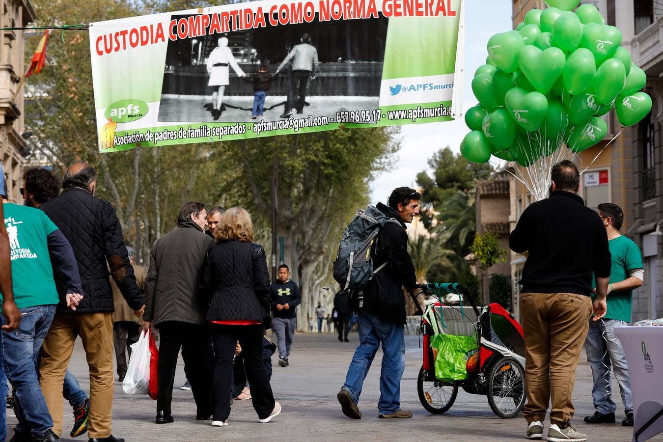 La Asociación de Padres de Familia Separados (Apfs) organizó una jornada festiva y reivindicativa en la plaza de Santo Domingo de 