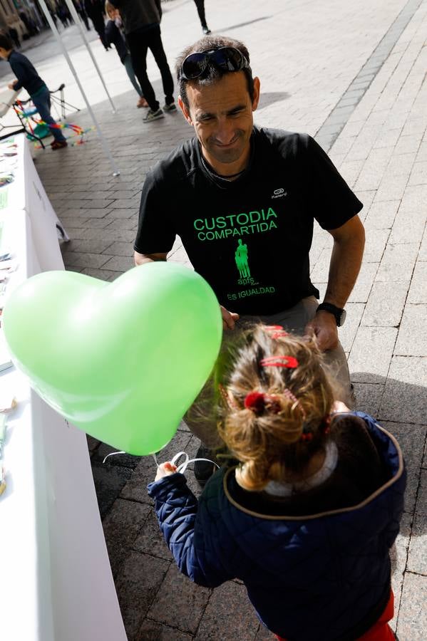La Asociación de Padres de Familia Separados (Apfs) organizó una jornada festiva y reivindicativa en la plaza de Santo Domingo de 
