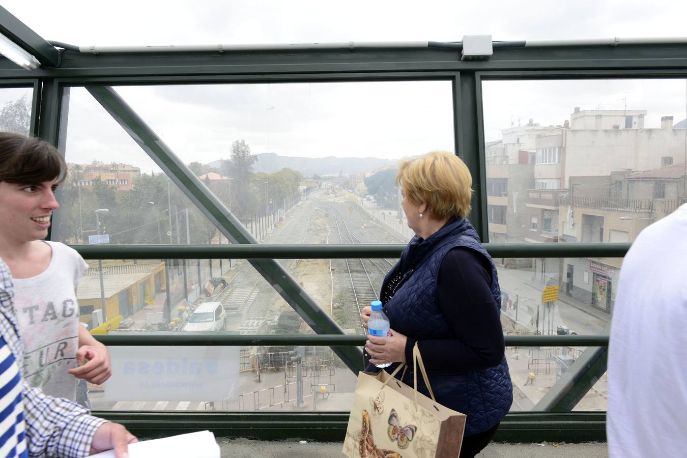 Los vecinos tendrán que utilizar la pasarela elevada, que Adif habilitó el domingo y que algunos ciudadanos ya han estrenado.