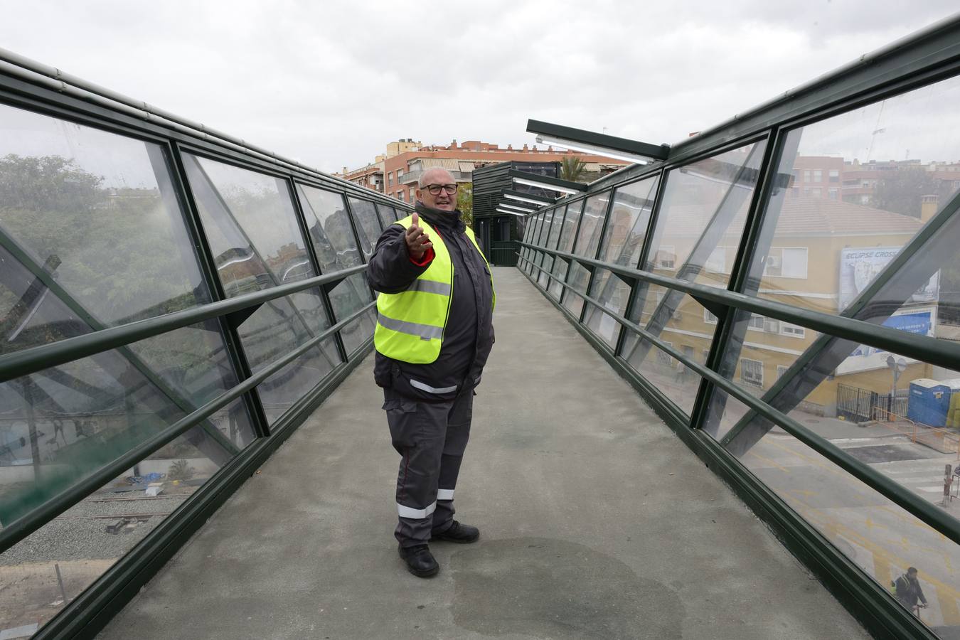 Los vecinos tendrán que utilizar la pasarela elevada, que Adif habilitó el domingo y que algunos ciudadanos ya han estrenado.