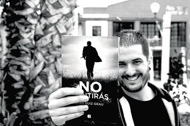 El autor alicantino Blas Ruiz Grau (Rafal, 1984), en una imagen reciente, con un ejemplar de su nueva novela. 