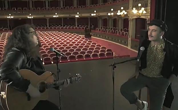 La artista Road Ramos interpreta junto al cantante de Varry Brava, Óscar Ferrer, la canción de Farmacia de Guardia 'Ella es demoledora'. 
