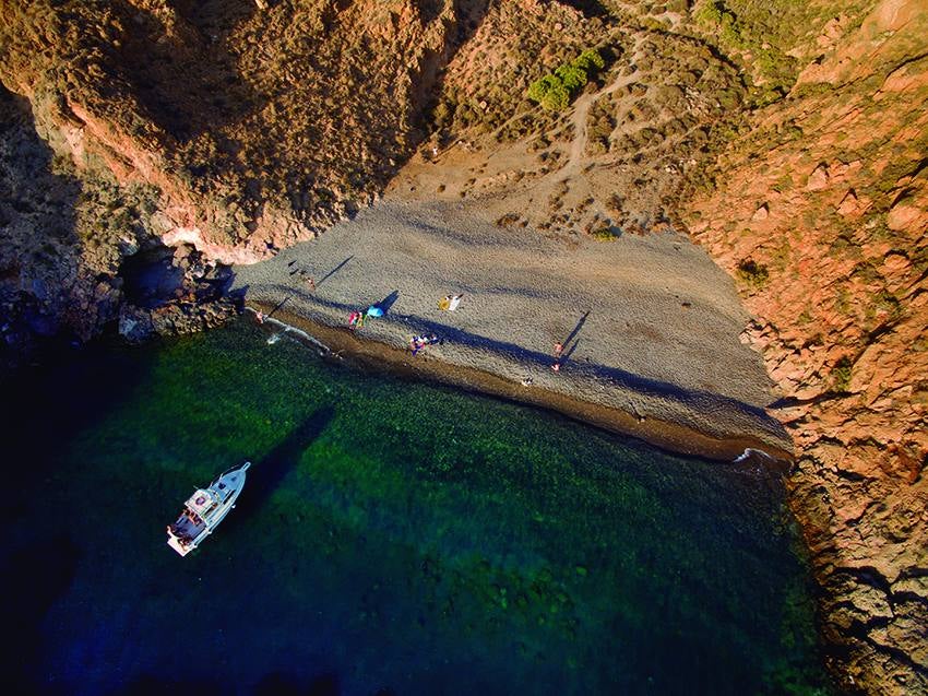 José Luis Montero, Paco Nadal y Joaquín Zamora retratan los mejores paisajes, monumentos y fiestas en el libro 'Sin prisas', editado por el Instituto de Turismo
