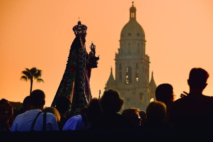 José Luis Montero, Paco Nadal y Joaquín Zamora retratan los mejores paisajes, monumentos y fiestas en el libro 'Sin prisas', editado por el Instituto de Turismo