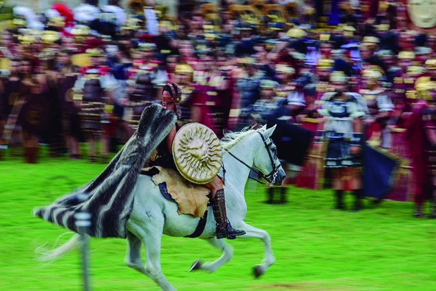 José Luis Montero, Paco Nadal y Joaquín Zamora retratan los mejores paisajes, monumentos y fiestas en el libro 'Sin prisas', editado por el Instituto de Turismo