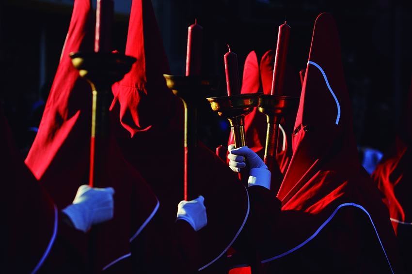 José Luis Montero, Paco Nadal y Joaquín Zamora retratan los mejores paisajes, monumentos y fiestas en el libro 'Sin prisas', editado por el Instituto de Turismo