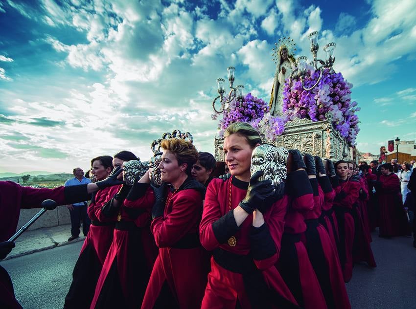 José Luis Montero, Paco Nadal y Joaquín Zamora retratan los mejores paisajes, monumentos y fiestas en el libro 'Sin prisas', editado por el Instituto de Turismo