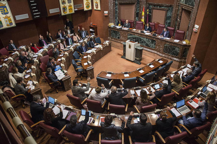 Los taxistas temen un desembarco de empresas de vehículos con conductor en Semana Santa y Fiestas de Primavera