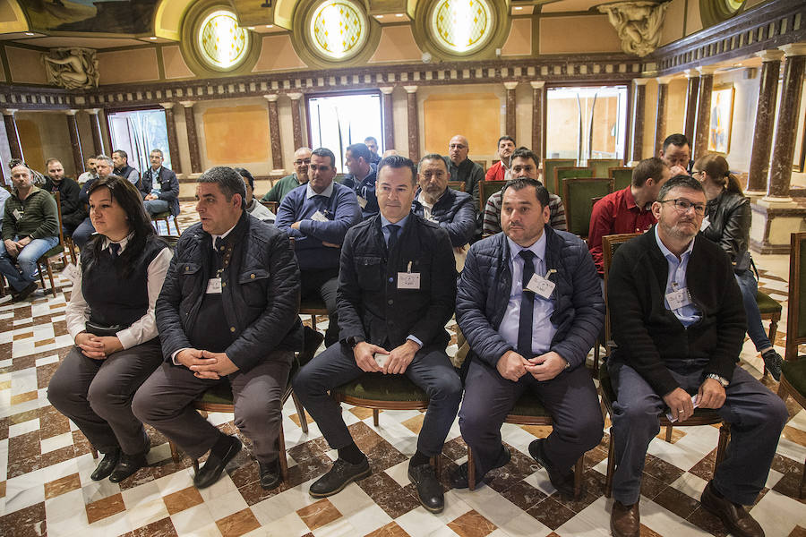 Los taxistas temen un desembarco de empresas de vehículos con conductor en Semana Santa y Fiestas de Primavera
