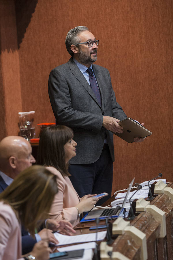 Los taxistas temen un desembarco de empresas de vehículos con conductor en Semana Santa y Fiestas de Primavera