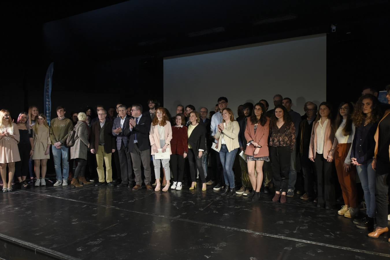 Los veintidós alumnos de la Región que han obtenido los premios extraordinarios de ESO y Bachillerato recibieron ayer sus diplomas