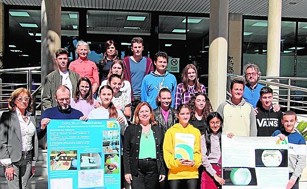 La alcaldesa (c), con los alumnos, durante la presentación. 