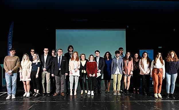 Los alumnos premiados, ayer en Murcia, con la consejera de Educación, Adela Martínez-Cachá. 