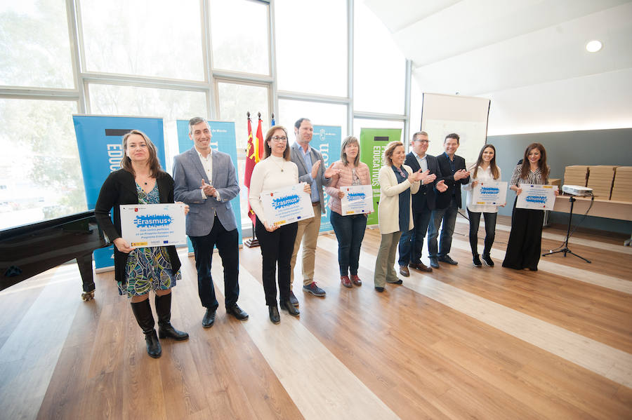 La consejera de Educación entrega 80 placas de reconocimiento a los participantes y 40 trofeos a los centros de excelencia inscritos en el programa desde hace cuatro años