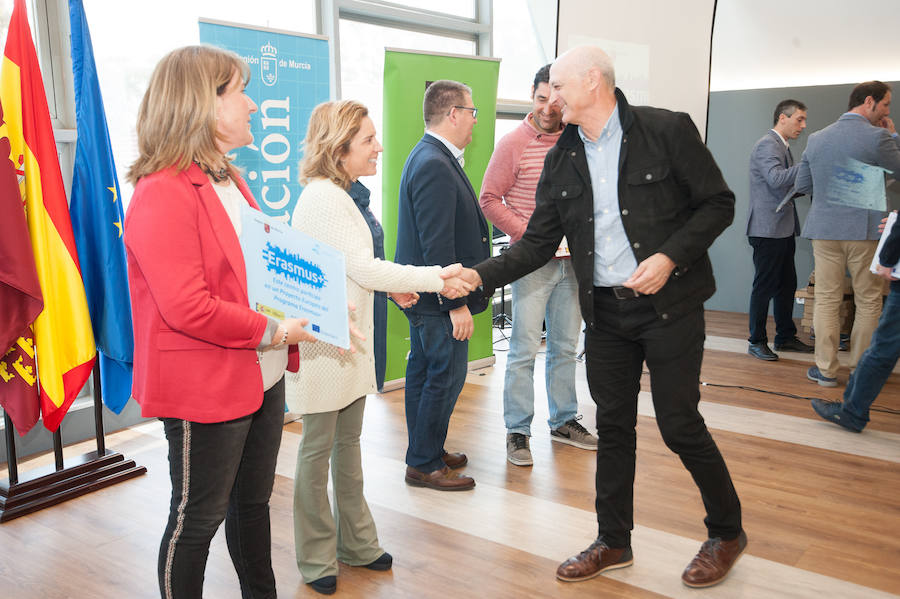 La consejera de Educación entrega 80 placas de reconocimiento a los participantes y 40 trofeos a los centros de excelencia inscritos en el programa desde hace cuatro años