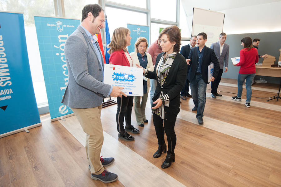 La consejera de Educación entrega 80 placas de reconocimiento a los participantes y 40 trofeos a los centros de excelencia inscritos en el programa desde hace cuatro años