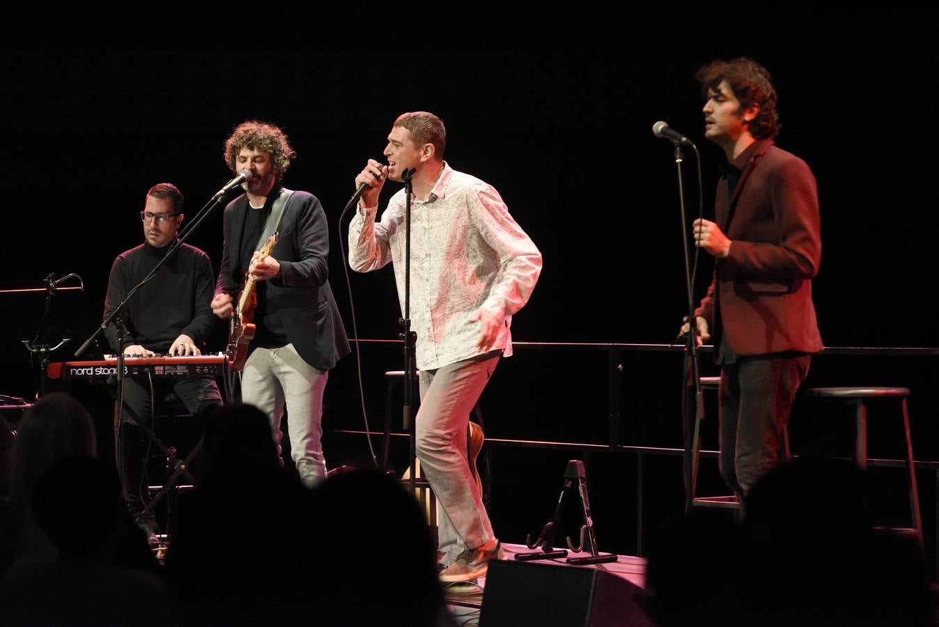 «Un concierto íntimo y original, producto de la amistad entre los tres». Así definió Javier Ojeda, el cantante de Danza Invisible, el singular directo que ofrecieron el jueves en el TCM Miguel Rivera (Maga), el propio Ojeda y el murciano Sean Frutos (Second), bajo el epígrafe de 'Sin aliento', coreada canción que puso el punto final.