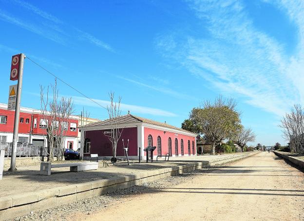 Vía Verde de la Costera Sur a su paso por el centro cultural La Estación, en Beniaján. 