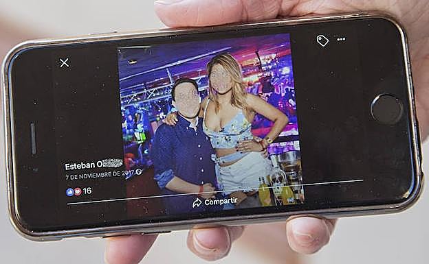 La pareja, en una de las fotos que subieron a Facebook.