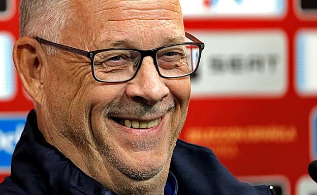 El seleccionador noruego, Lars Lagerbäck, sonríe ante los medios 