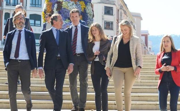 Pablo Casado, acompañado por colegas del PP en Bilbao. 